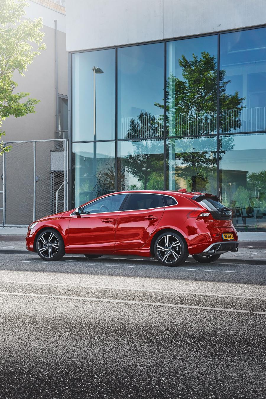  Volvo V40 T4 R-Design 2016 года  (WW) (фото 9 из 13)